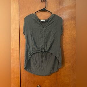 Universal Threads high low army green shirt. Size M